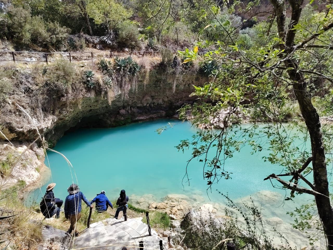 Laguna altoandina de aguas azules